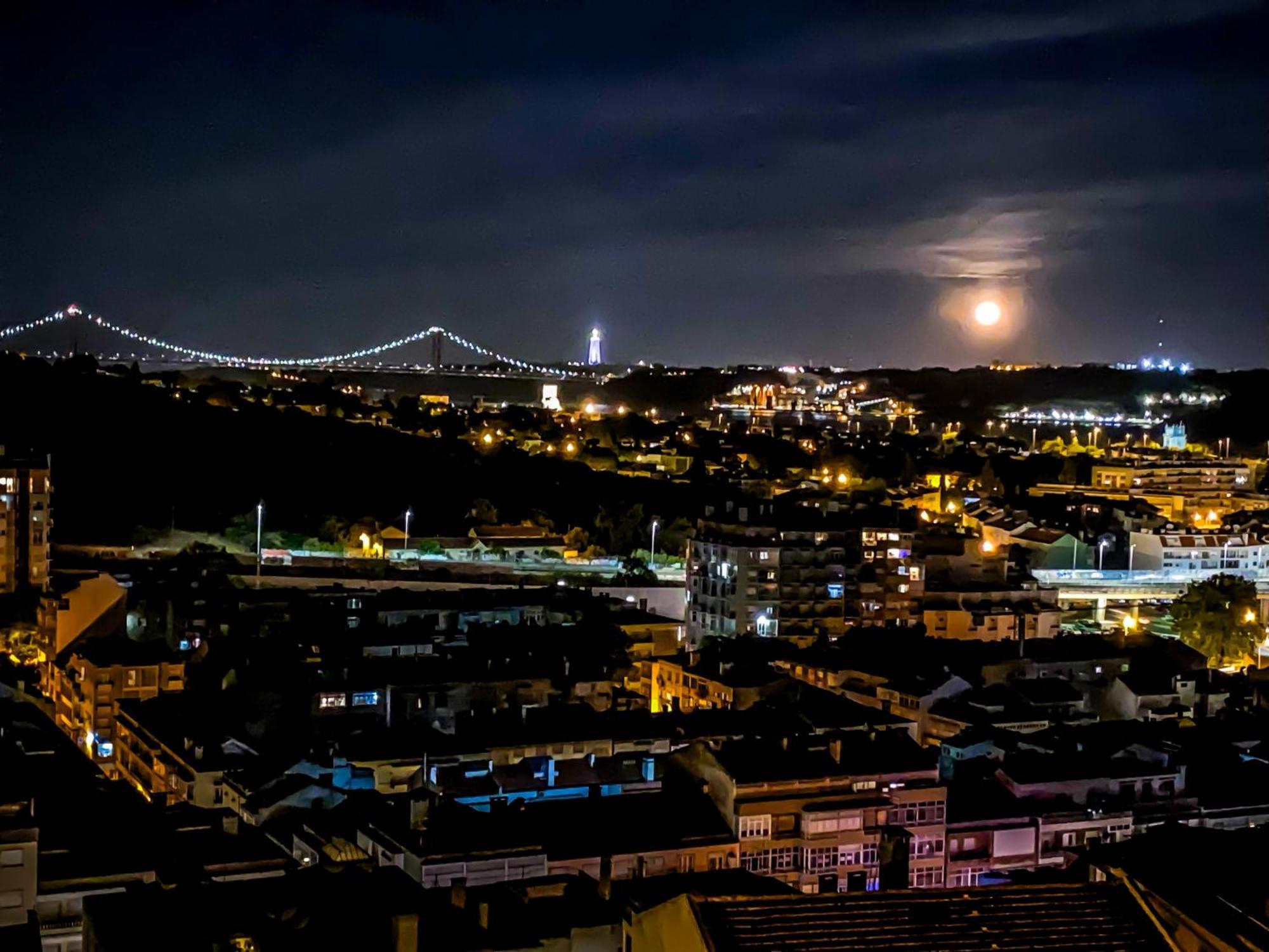Ideally Located With Perfect Views Algés Eksteriør billede